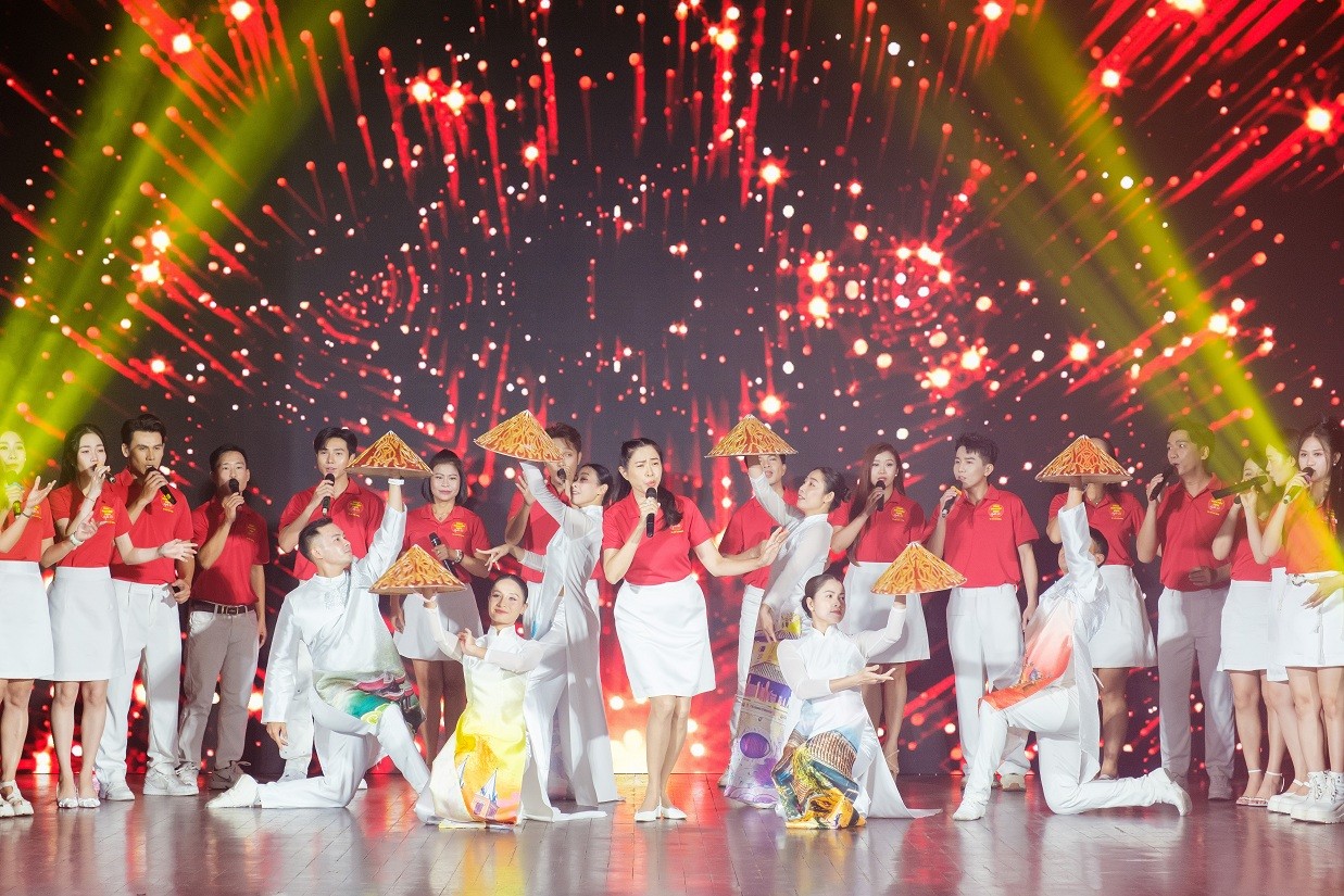 Đêm nhạc 'Chung tay vì đồng bào' quyên góp hơn 10 tỷ đồng giúp đỡ người dân vùng bão lũ