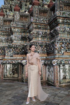 Hoa hậu Thanh Thủy tham quan Wat Arun, giao lưu văn hóa tại Thái Lan