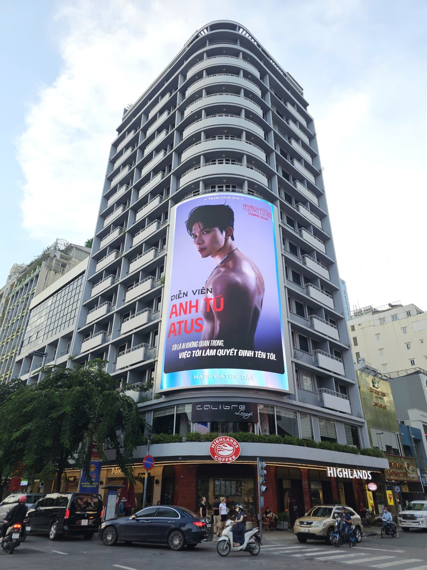 'Hoàng tử quỷ': Anh Tú Atus ngồi trên 'núi sọ người', tạo hình cầu kỳ đến từng chi tiết