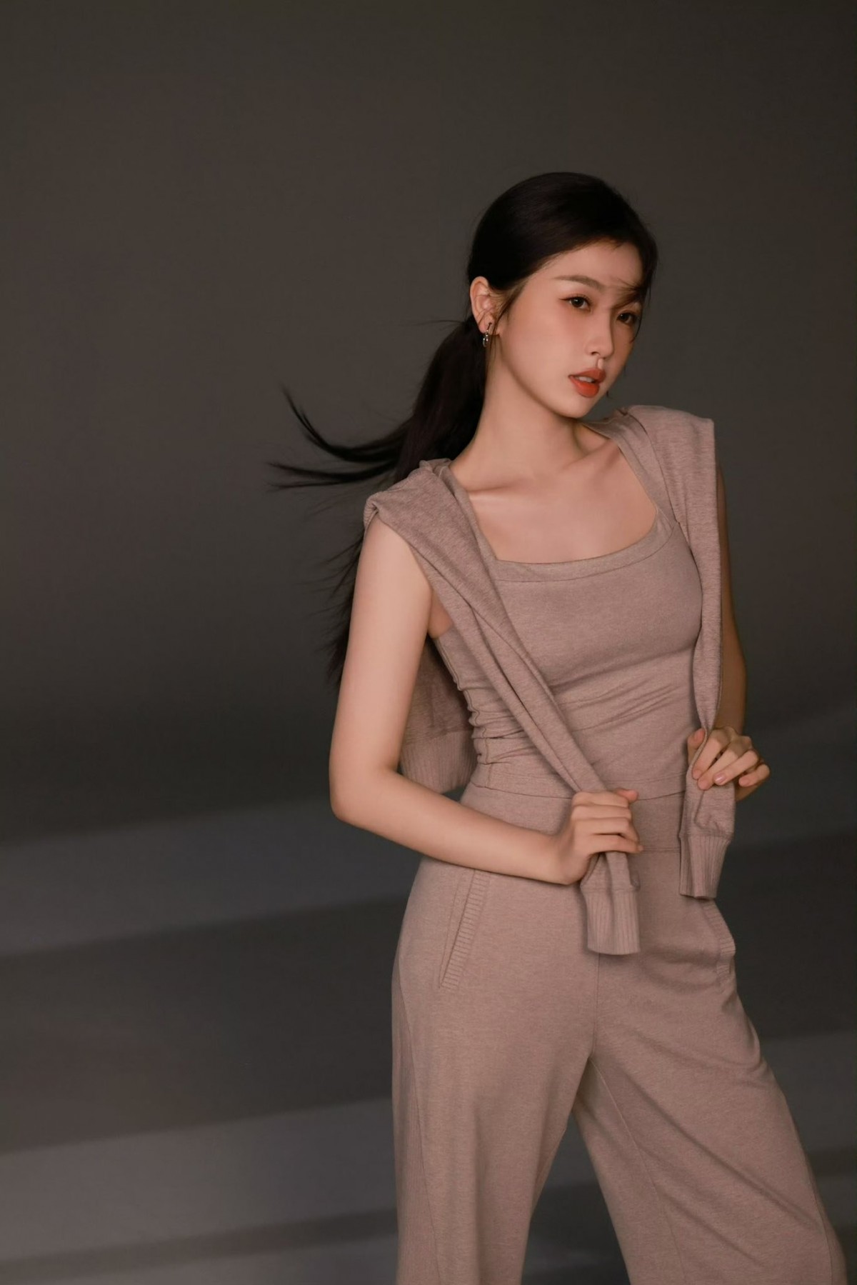 Sự im lặng của Ngu Thư Hân nhận phản ứng trái chiều