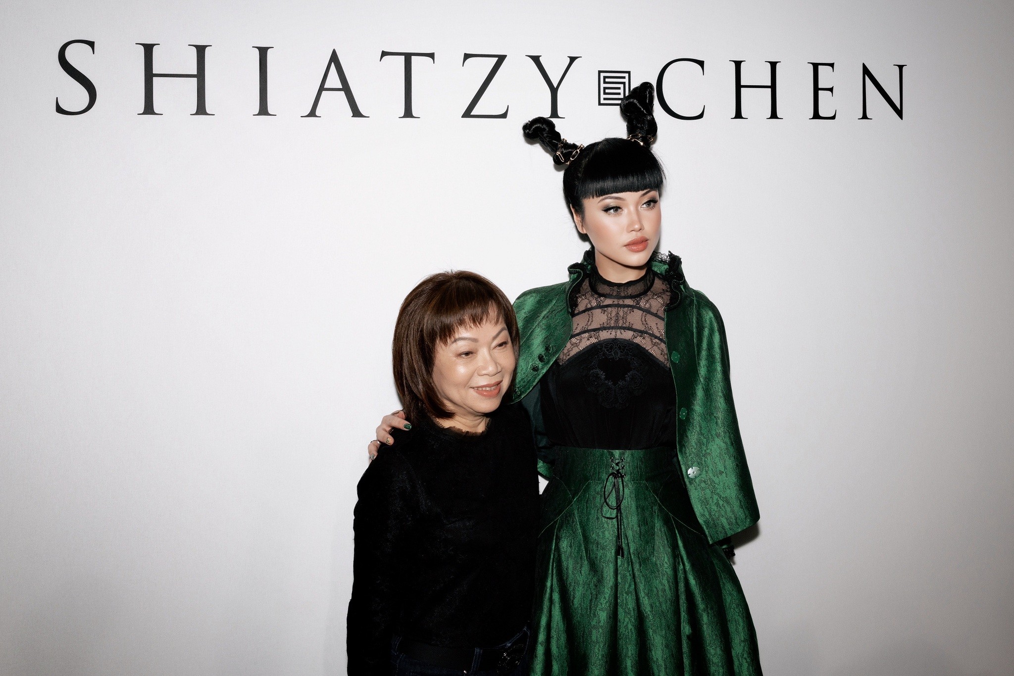 Jessica Minh Anh đậm phong cách văn hóa và thời trang cao cấp trên sàn diễn 'Tuần lễ thời trang Paris'