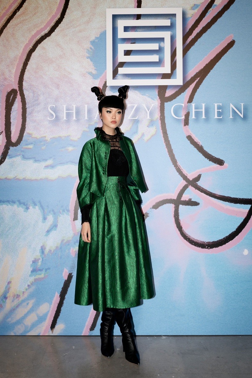 Jessica Minh Anh đậm phong cách văn hóa và thời trang cao cấp trên sàn diễn 'Tuần lễ thời trang Paris'