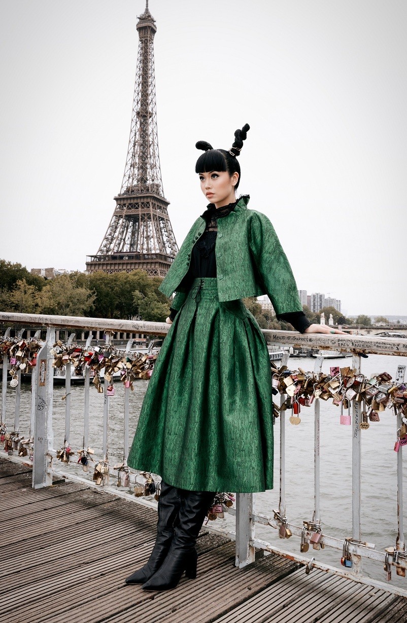 Jessica Minh Anh đậm phong cách văn hóa và thời trang cao cấp trên sàn diễn 'Tuần lễ thời trang Paris'