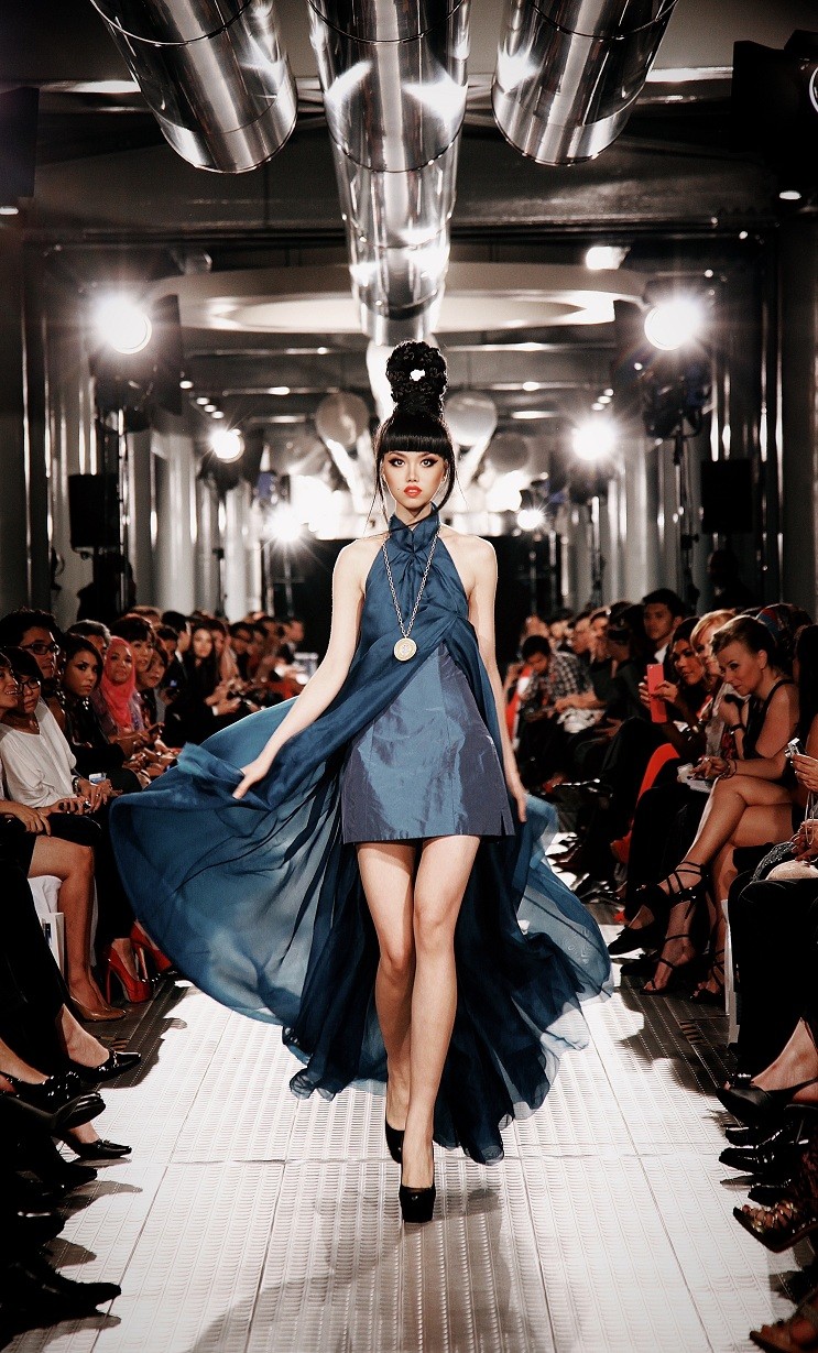 Jessica Minh Anh đậm phong cách văn hóa và thời trang cao cấp trên sàn diễn 'Tuần lễ thời trang Paris'