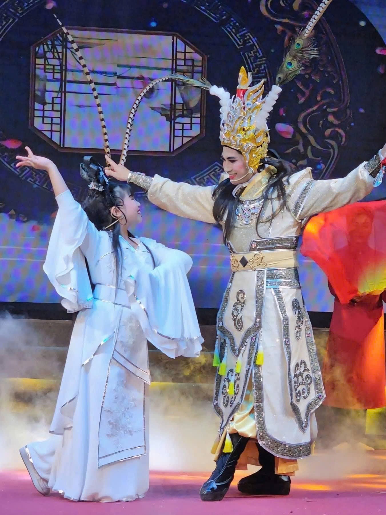 Bình Tinh hạnh phúc khi con trai Ngọc Cương nối nghiệp gia tộc Huỳnh Long