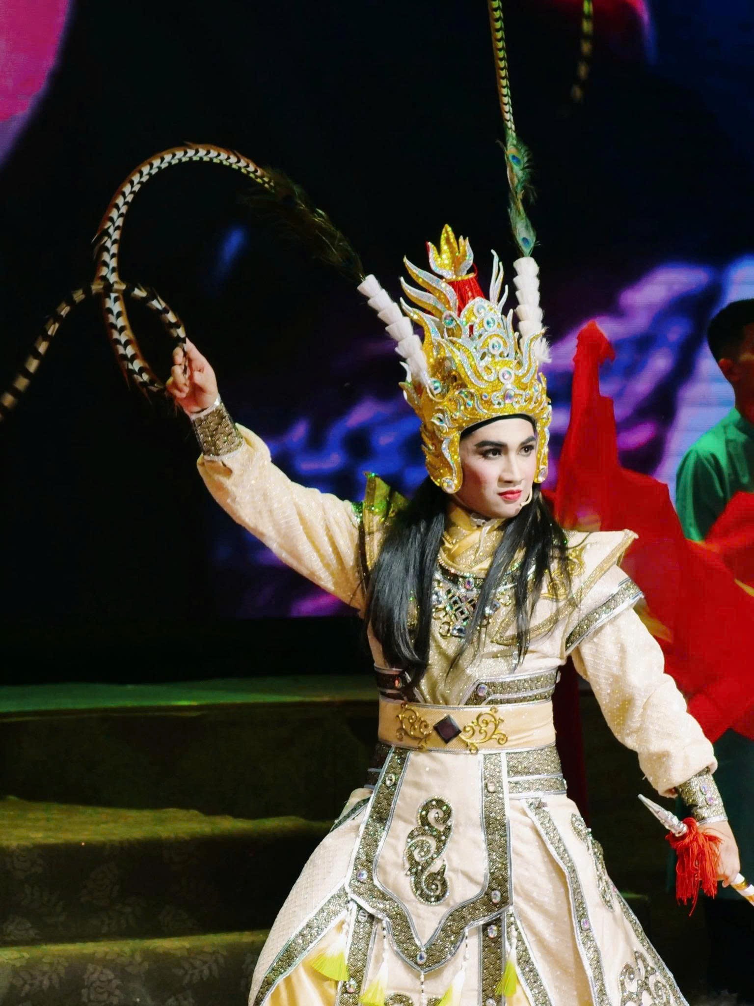 Bình Tinh hạnh phúc khi con trai Ngọc Cương nối nghiệp gia tộc Huỳnh Long