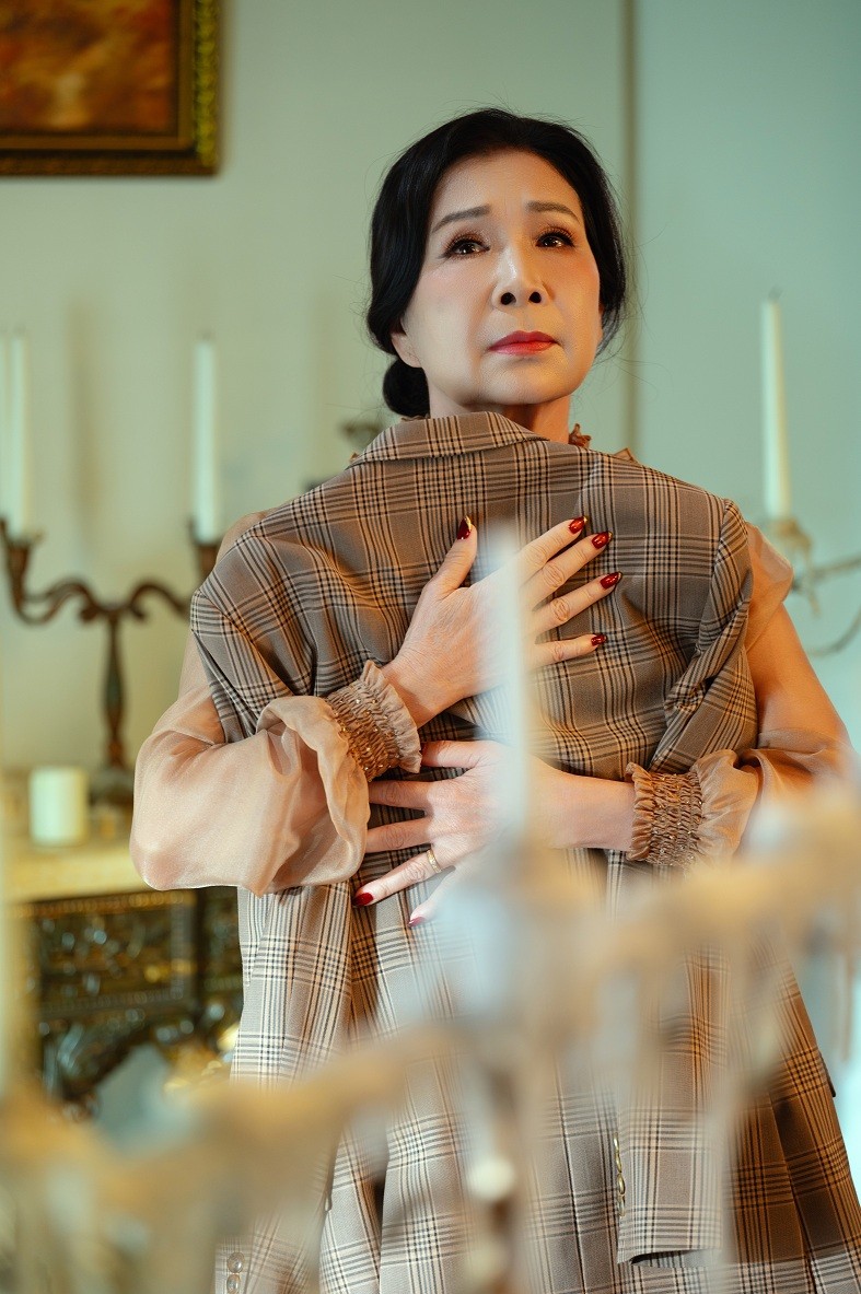 Đàm Vĩnh Hưng làm 'người dẫn chuyện' cho NSND Kim Xuân, NSƯT Mỹ Duyên và vũ công Minh Anh trong MV 'Chỉ anh làm em khóc'