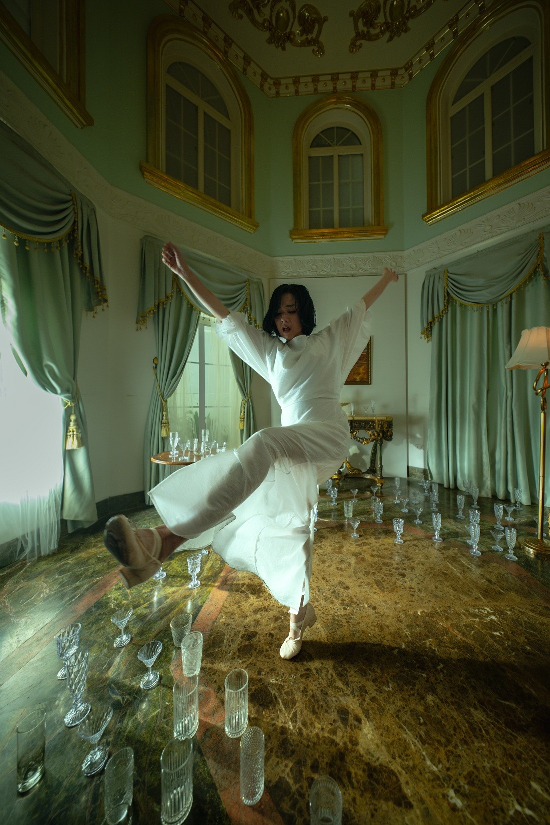 Đàm Vĩnh Hưng làm 'người dẫn chuyện' cho NSND Kim Xuân, NSƯT Mỹ Duyên và vũ công Minh Anh trong MV 'Chỉ anh làm em khóc'