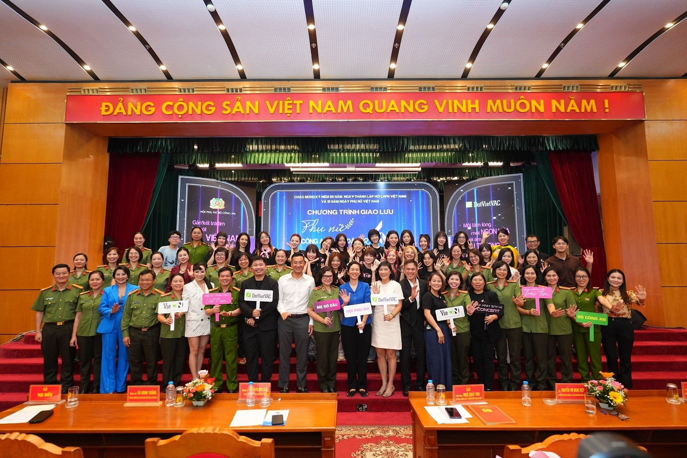 Concert 'Em xinh 'Say Hi' giao lưu cùng hơn 500 cán bộ chiến sĩ nữ Công an nhân dân