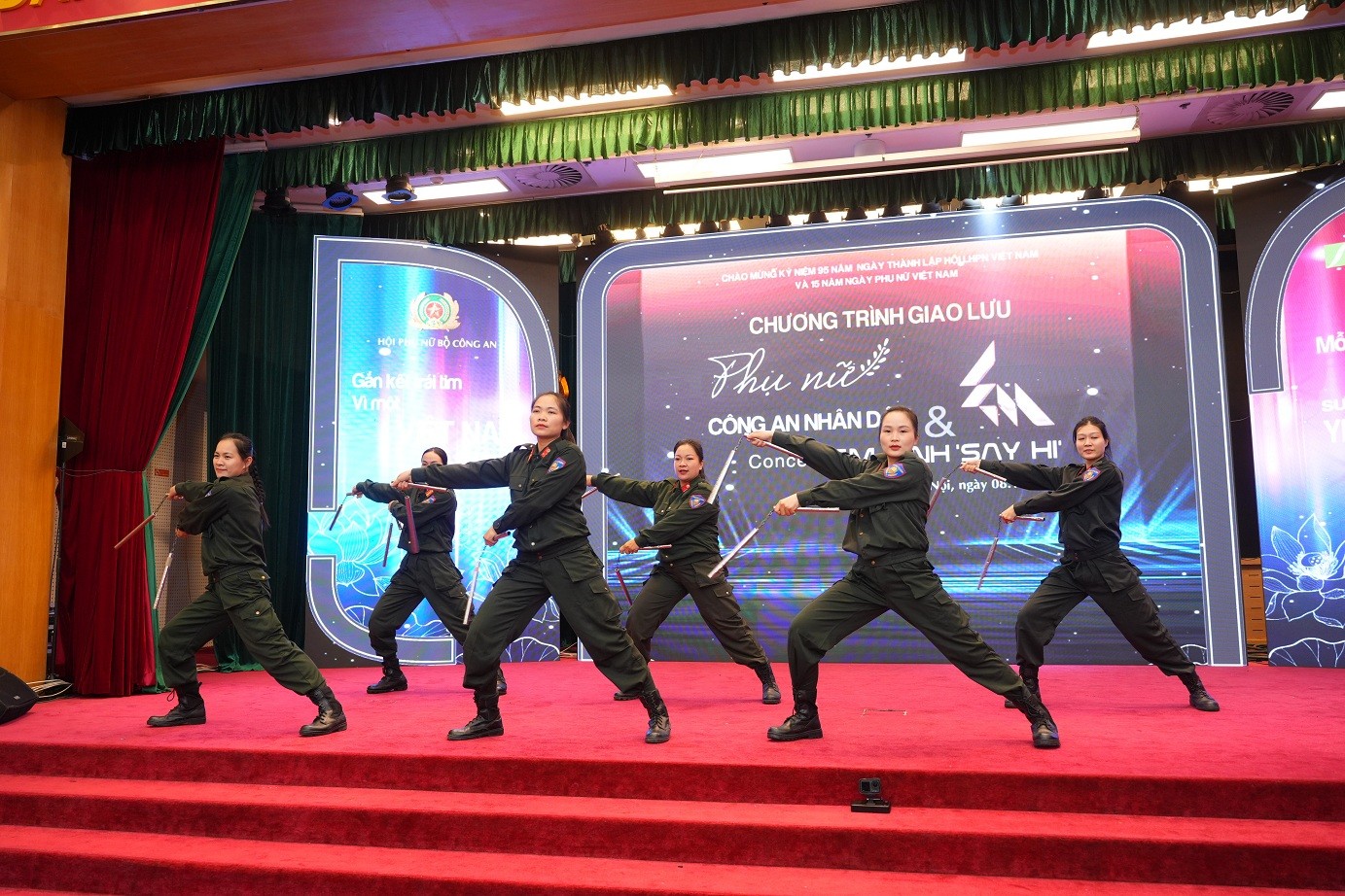 Concert 'Em xinh 'Say Hi' giao lưu cùng hơn 500 cán bộ chiến sĩ nữ Công an nhân dân