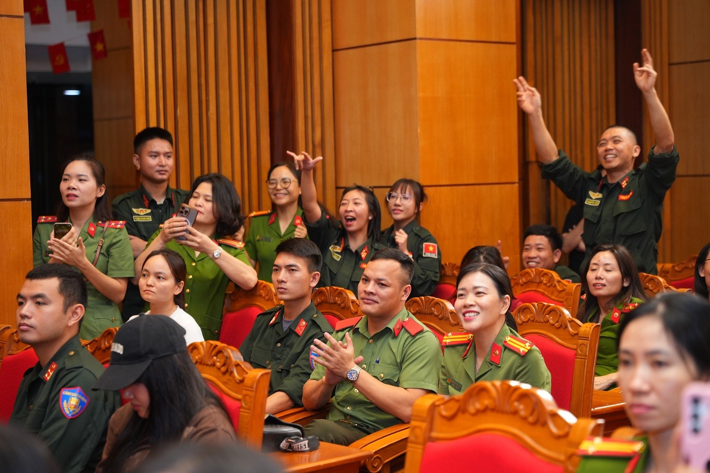 Concert 'Em xinh 'Say Hi' giao lưu cùng hơn 500 cán bộ chiến sĩ nữ Công an nhân dân