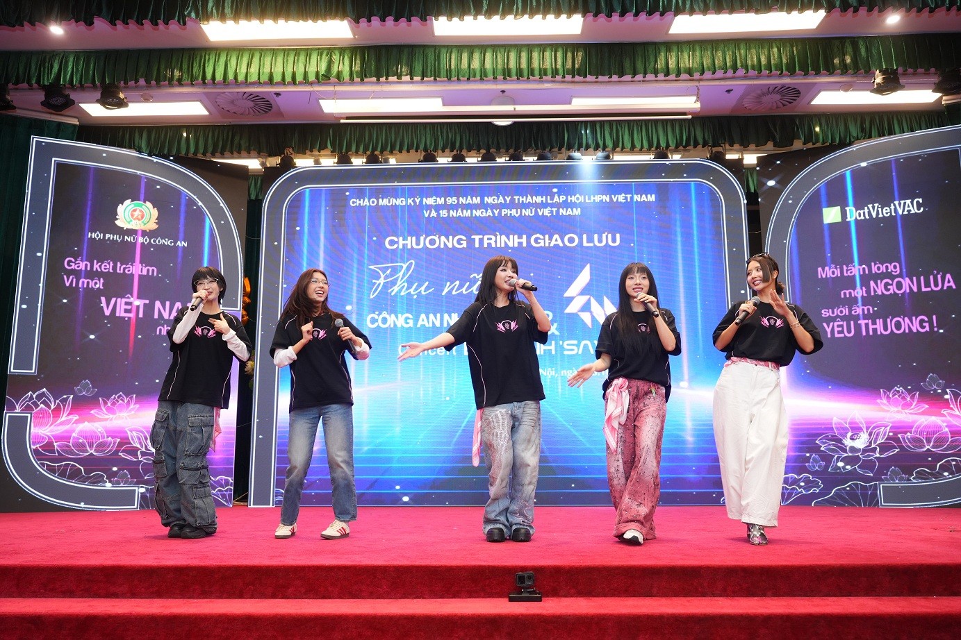 Concert 'Em xinh 'Say Hi' giao lưu cùng hơn 500 cán bộ chiến sĩ nữ Công an nhân dân