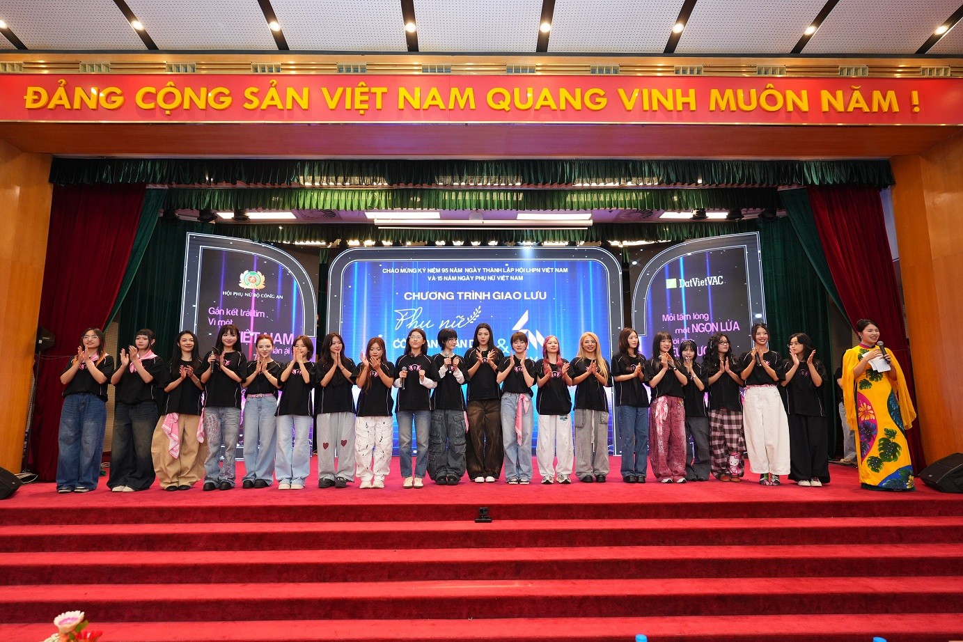 Concert 'Em xinh 'Say Hi' giao lưu cùng hơn 500 cán bộ chiến sĩ nữ Công an nhân dân