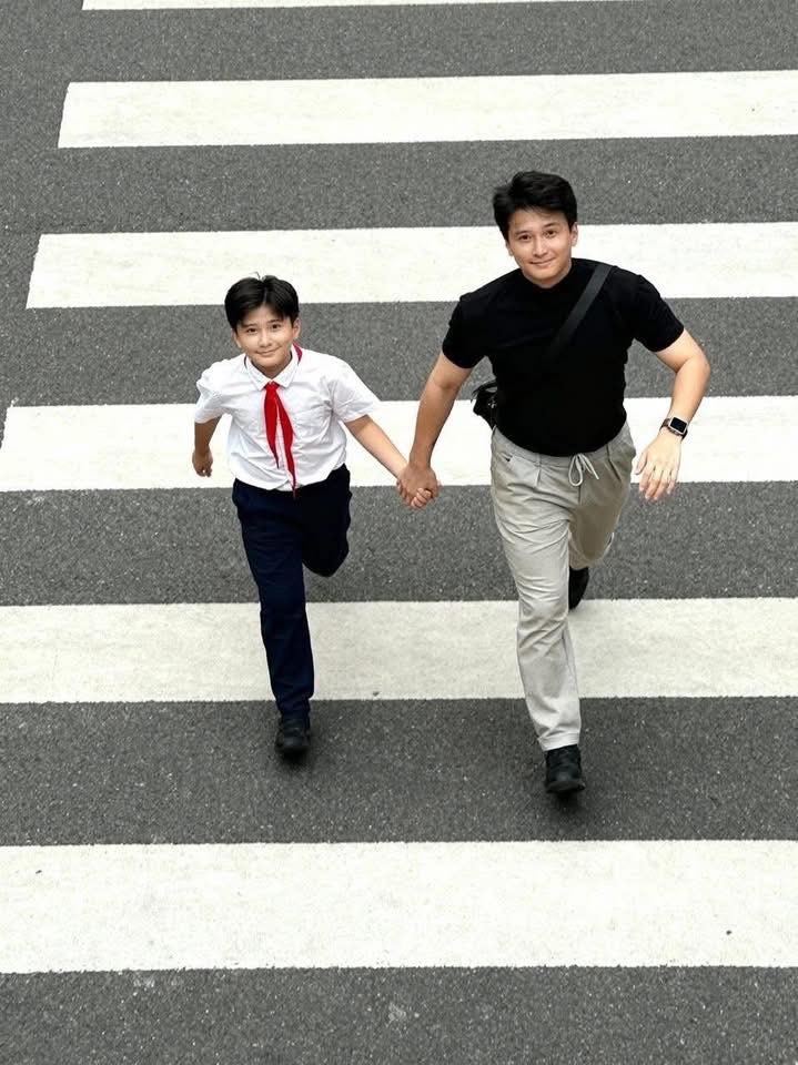 Cách em 1 milimet 'gây bão' với loạt ảnh hậu trường: hai thế hệ, một linh hồn