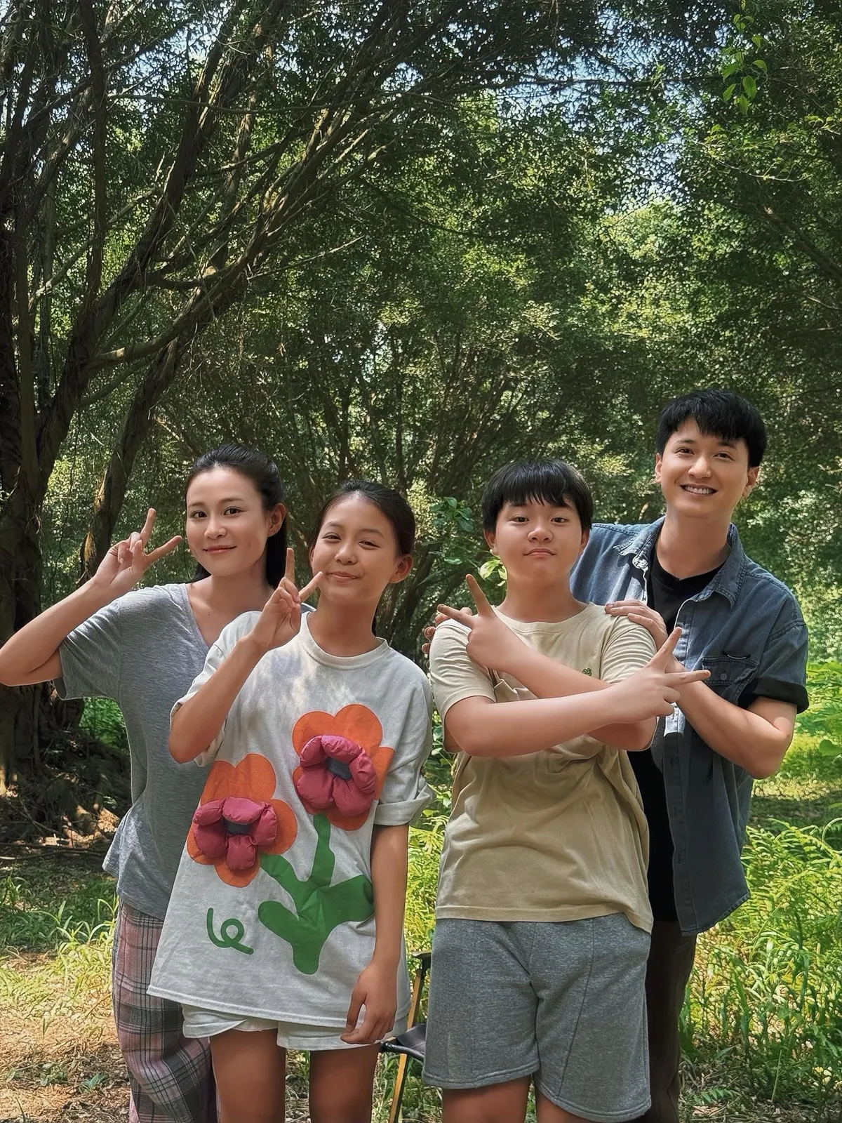 Cách em 1 milimet 'gây bão' với loạt ảnh hậu trường: hai thế hệ, một linh hồn