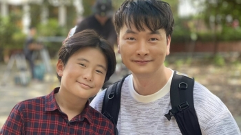 Cách em 1 milimet 'gây bão' với loạt ảnh hậu trường: hai thế hệ, một linh hồn