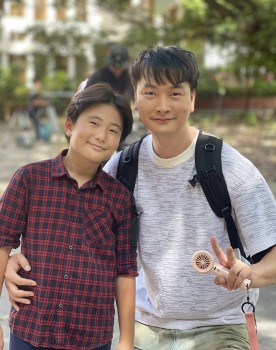 Cách em 1 milimet 'gây bão' với loạt ảnh hậu trường: hai thế hệ, một linh hồn