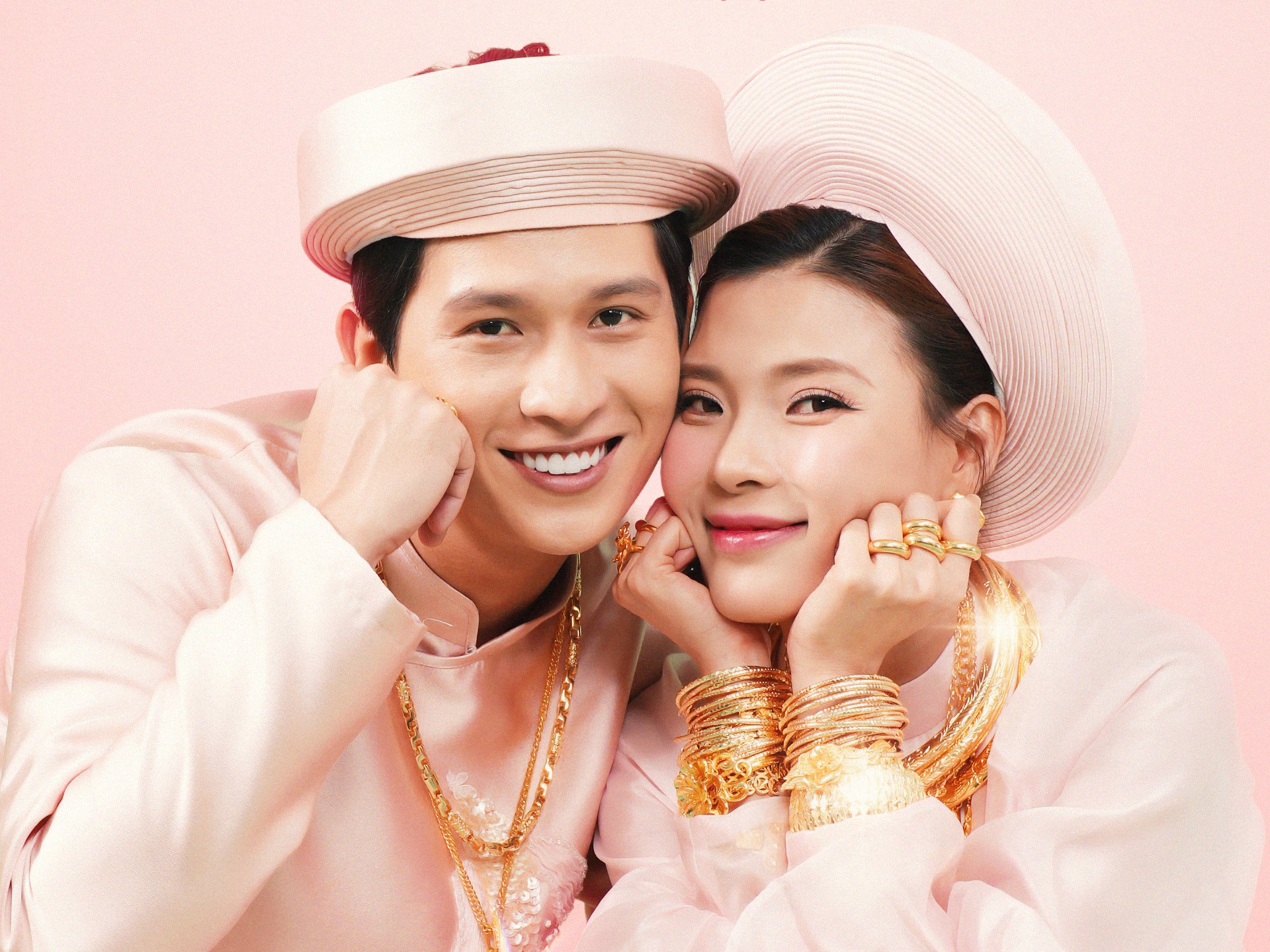 Thúy Diễm trở lại màn ảnh rộng, khoe chồng mới cưới Trương Minh Thảo và đeo vàng 'gãy cổ'