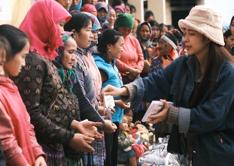 Trần Vân mặc đơn giản khi đi trao quà từ thiện. 