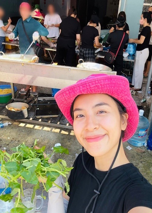 Diễn viên 'Làng trong phố' - Trần Vân đến Thái Nguyên hỗ trợ người dân