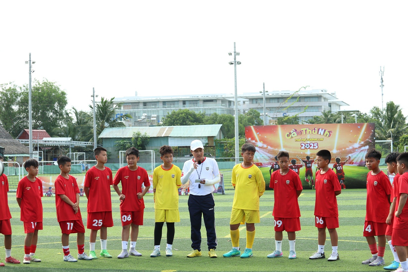 Diễn viên phim 'Gia đình là số 1' là khách mời tập 4 'Cầu thủ nhí 2025'