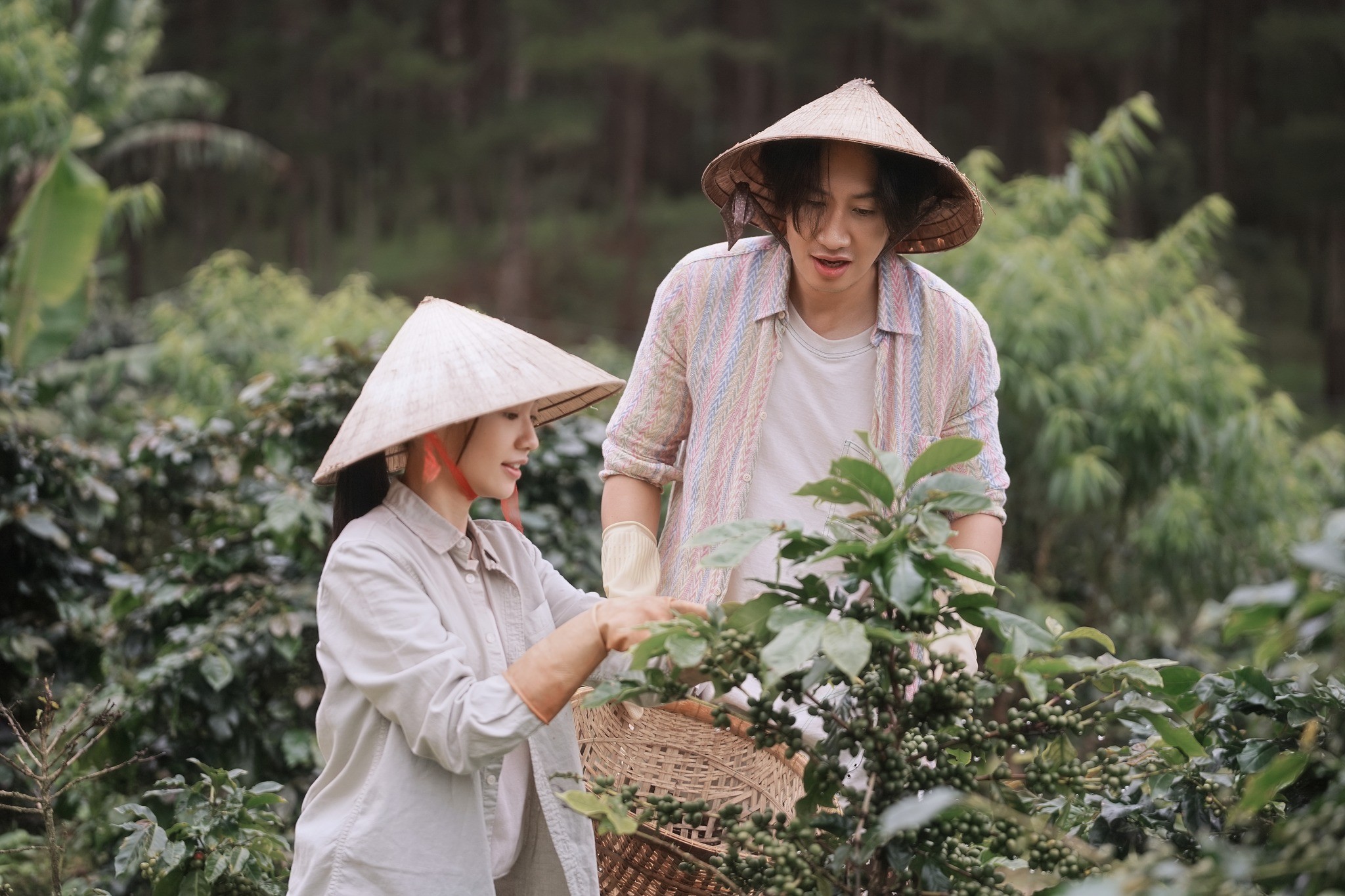 'Tay anh giữ một vì sao': Tình yêu xuyên biên giới cùng cặp đôi Kwang Soo - Hoàng Hà