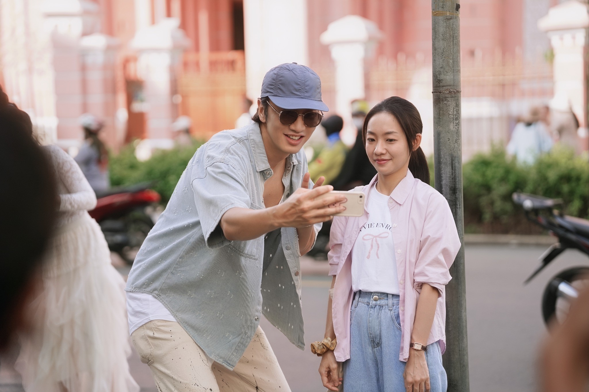 'Tay anh giữ một vì sao': Tình yêu xuyên biên giới cùng cặp đôi Kwang Soo - Hoàng Hà