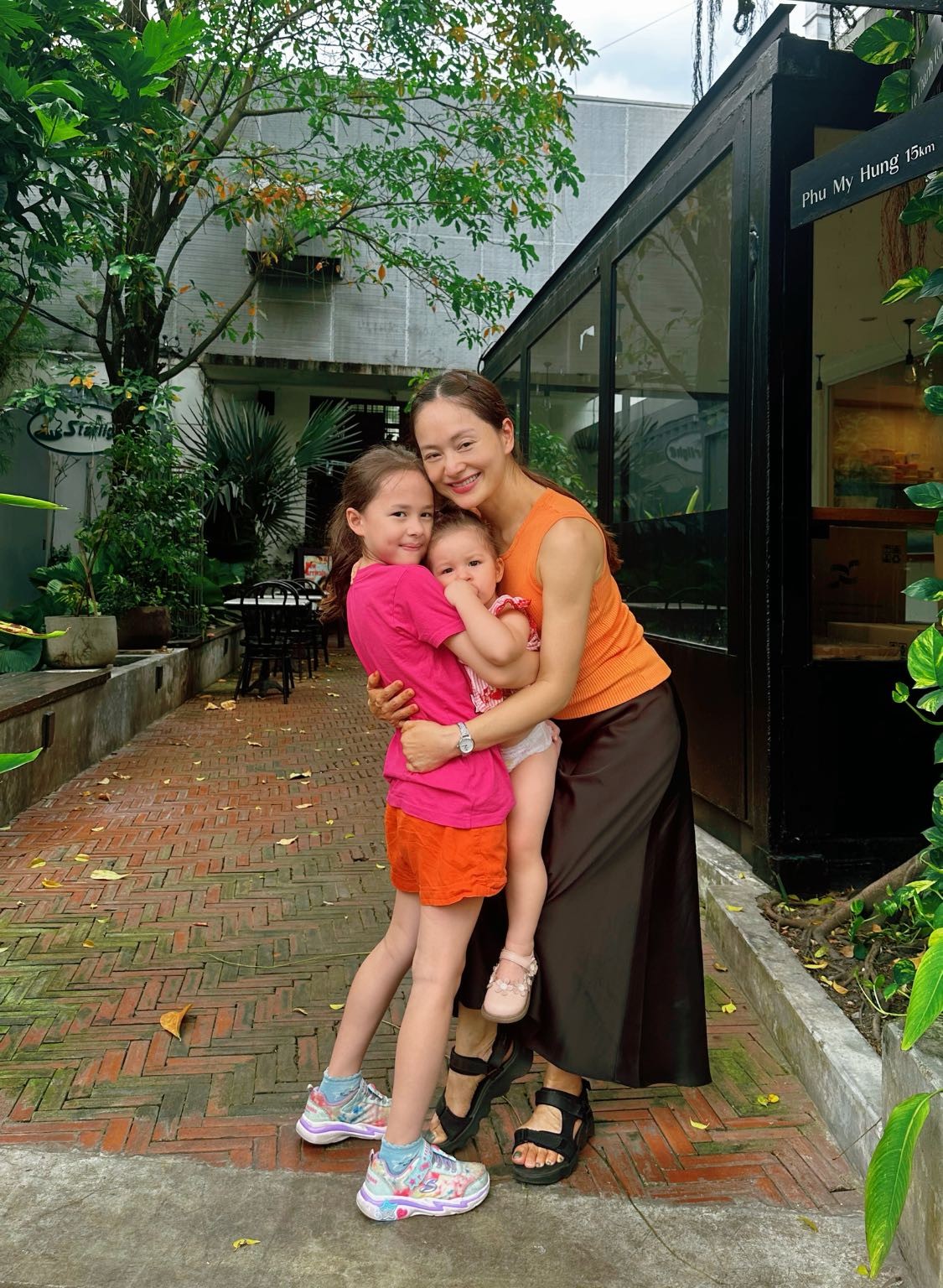 Chồng Tây kháng cáo, vụ ly hôn của diễn viên Lan Phương phải kéo dài