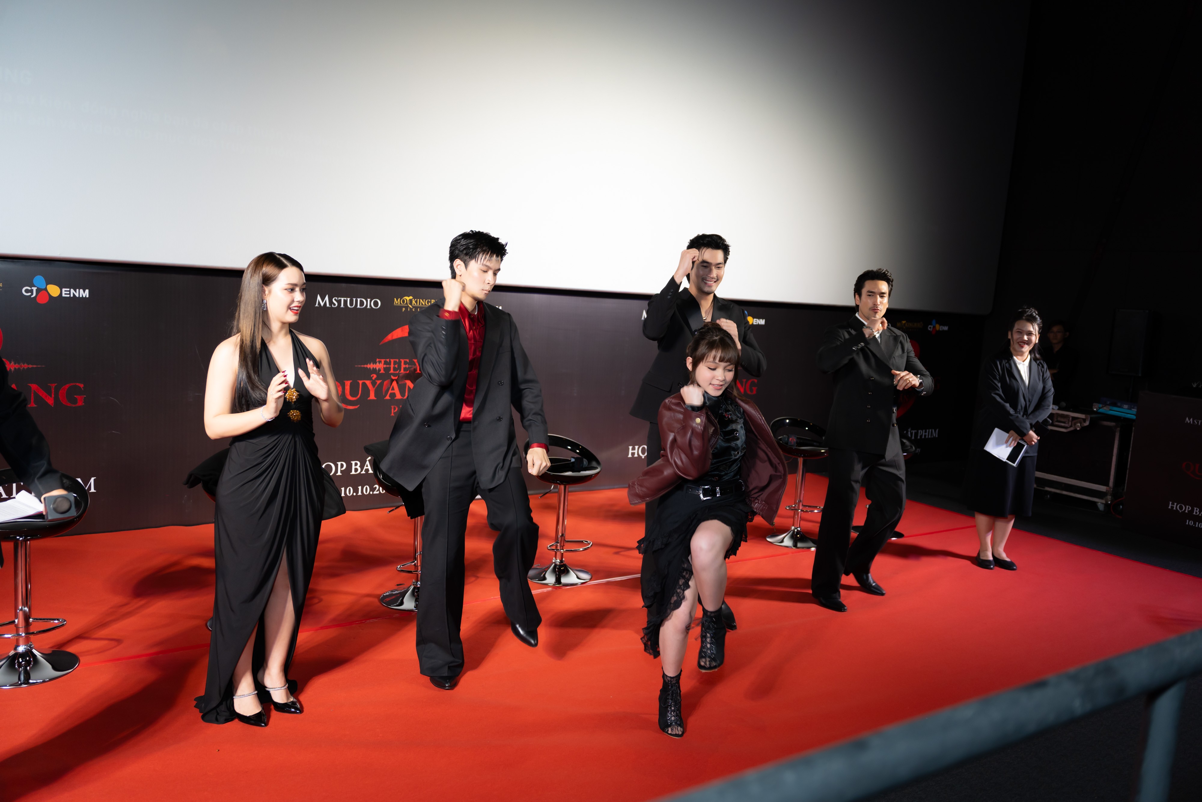 Dàn sao 'Tee Yod: Quỷ ăn tạng' phần 3 quảng bá phim tại Việt Nam trong vòng tay người hâm mộ