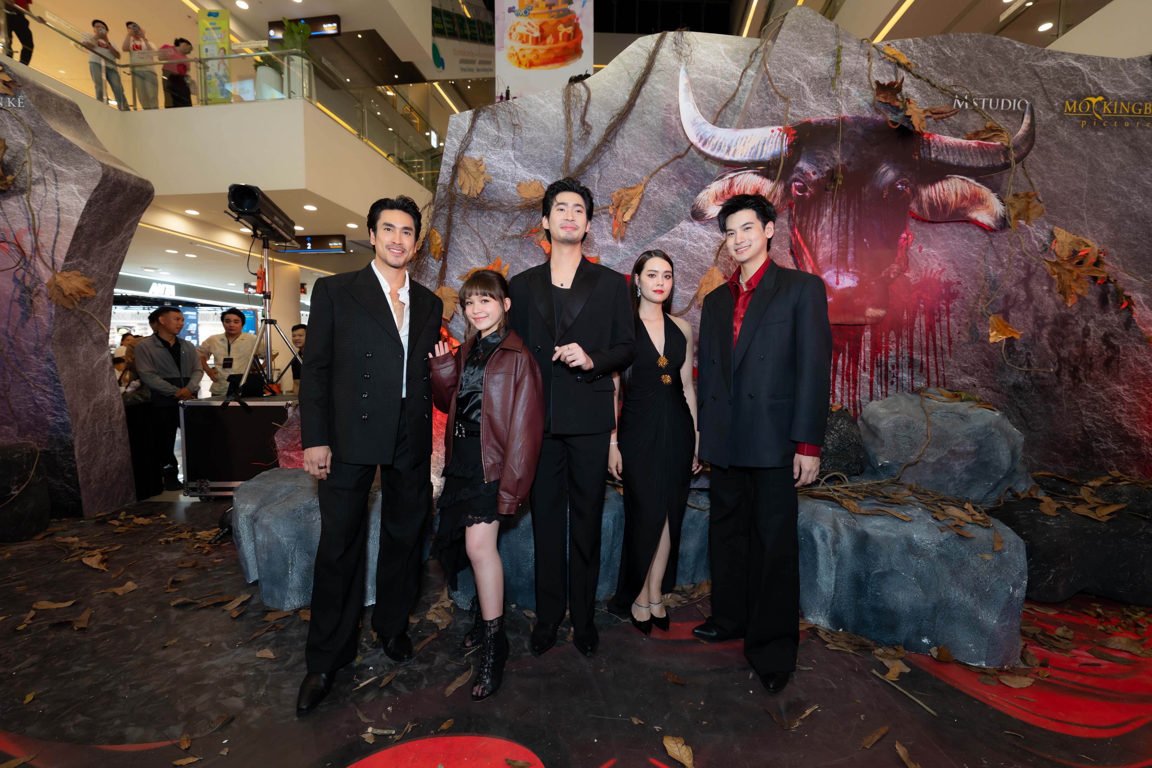 Dàn sao 'Tee Yod: Quỷ ăn tạng' phần 3 quảng bá phim tại Việt Nam trong vòng tay người hâm mộ