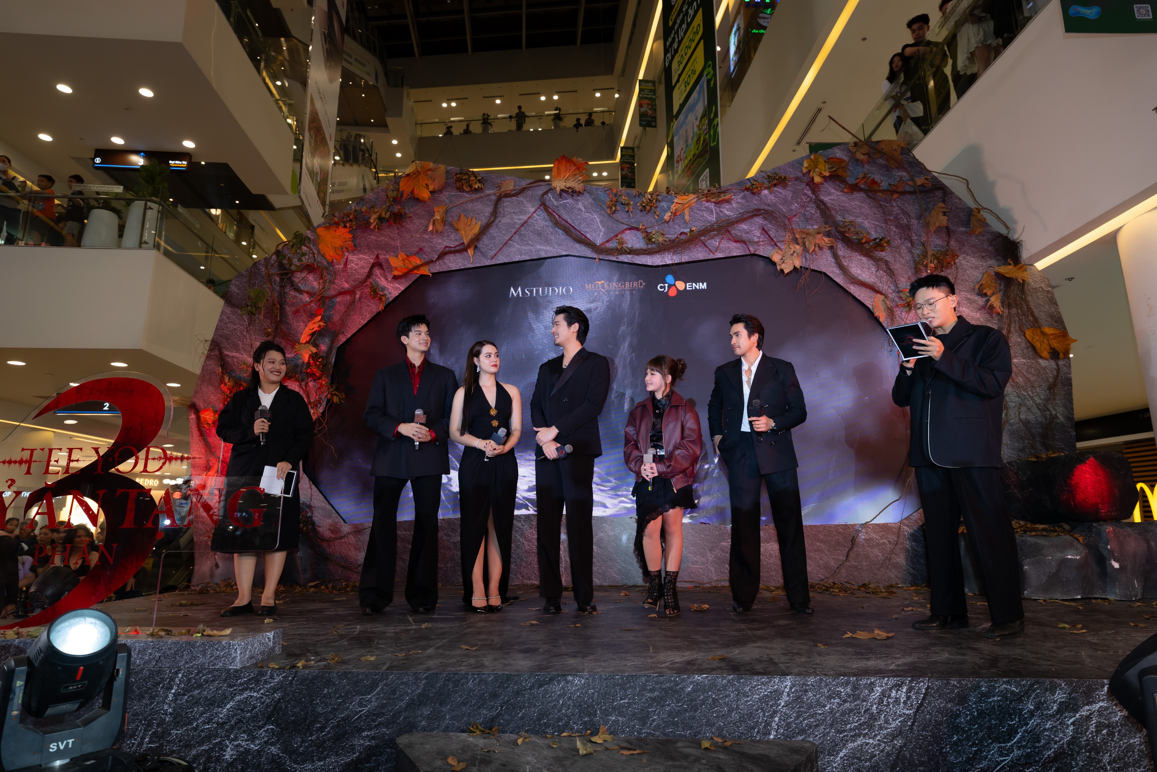 Dàn sao 'Tee Yod: Quỷ ăn tạng' phần 3 quảng bá phim tại Việt Nam trong vòng tay người hâm mộ