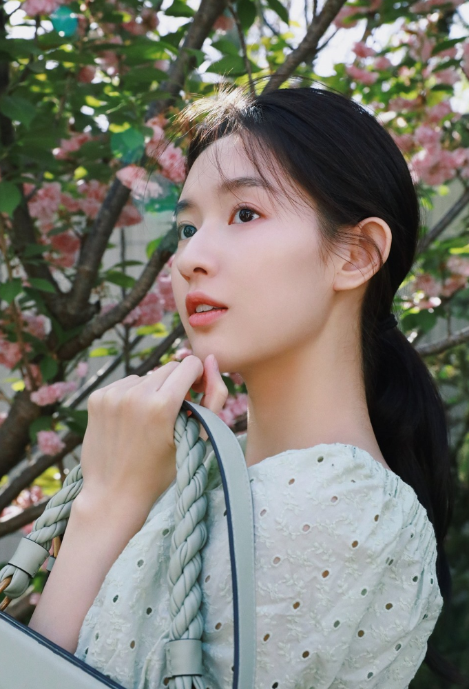 Top sao nữ 'hút fan' trên Douyin: Triệu Lộ Tư vượt qua Địch Lệ Nhiệt Ba