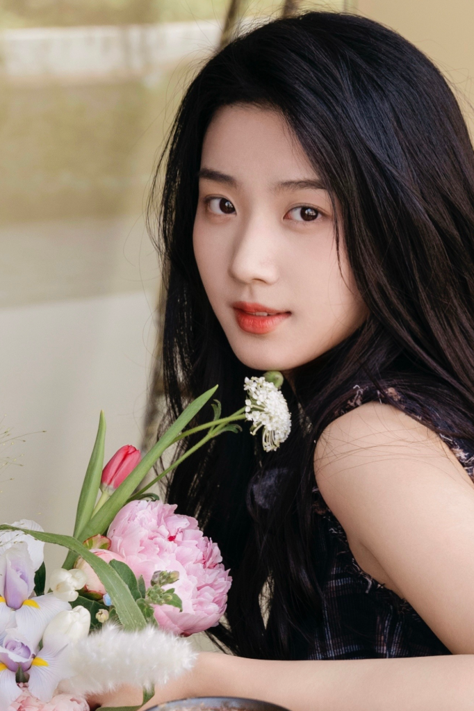 Top sao nữ 'hút fan' trên Douyin: Triệu Lộ Tư vượt qua Địch Lệ Nhiệt Ba