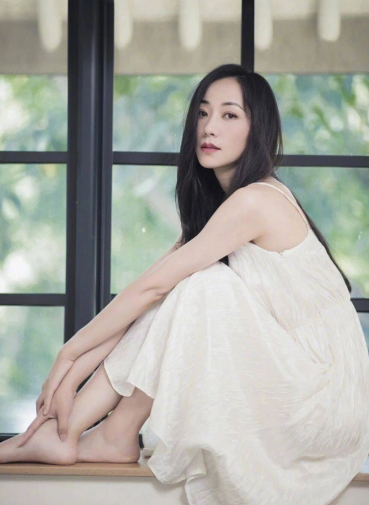 Top sao nữ 'hút fan' trên Douyin: Triệu Lộ Tư vượt qua Địch Lệ Nhiệt Ba