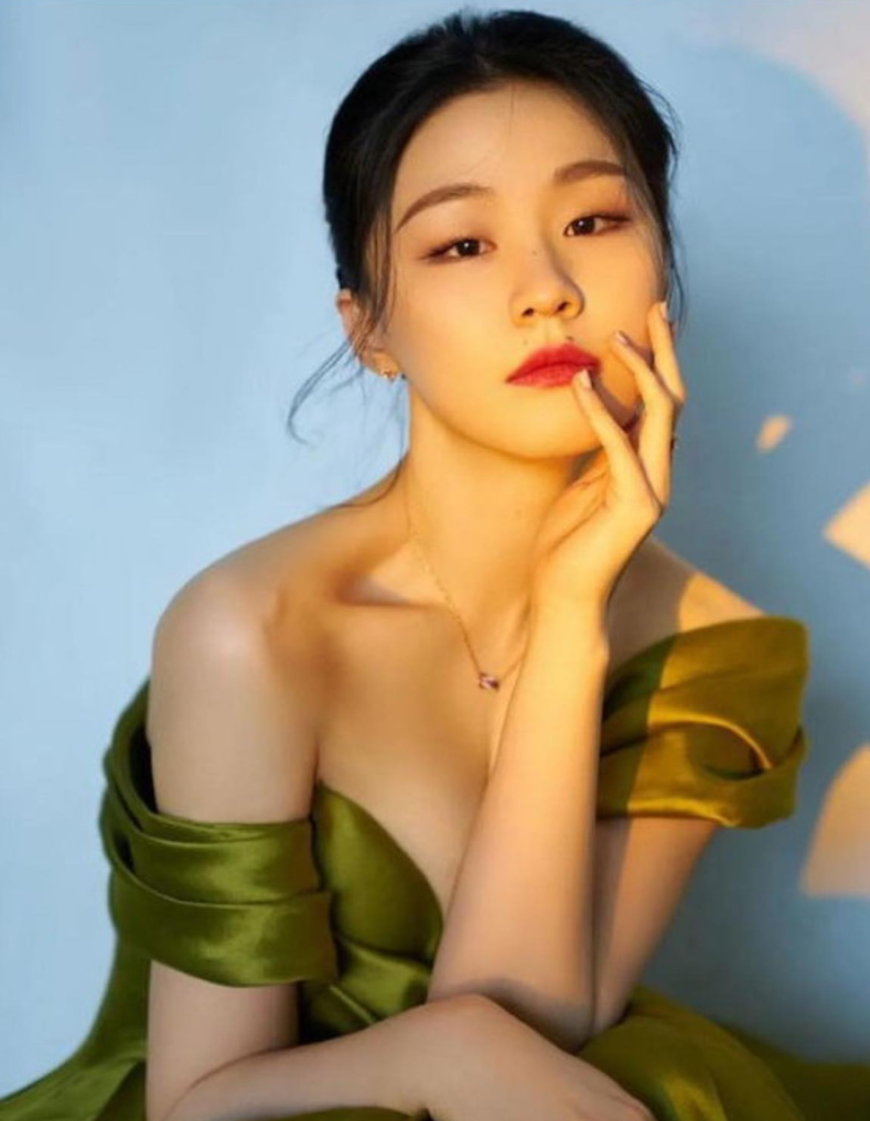 Top sao nữ 'hút fan' trên Douyin: Triệu Lộ Tư vượt qua Địch Lệ Nhiệt Ba