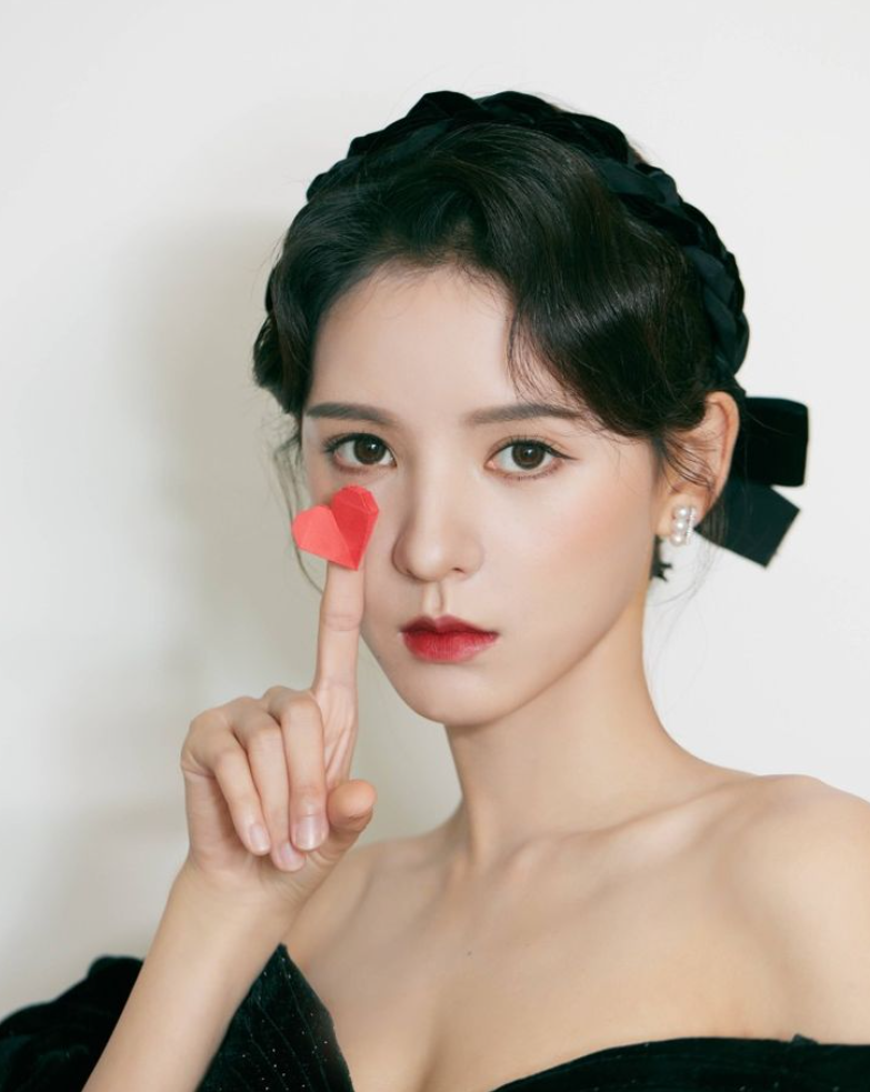 Top sao nữ 'hút fan' trên Douyin: Triệu Lộ Tư vượt qua Địch Lệ Nhiệt Ba