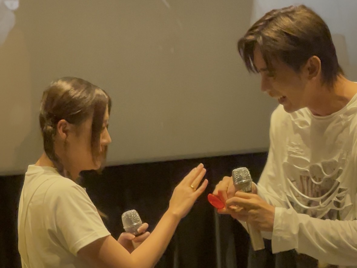 Chấn động: Thuận Nguyễn và Uyển Ân 'trao nhẫn cưới' trước hàng trăm khán giả Đồng Tháp