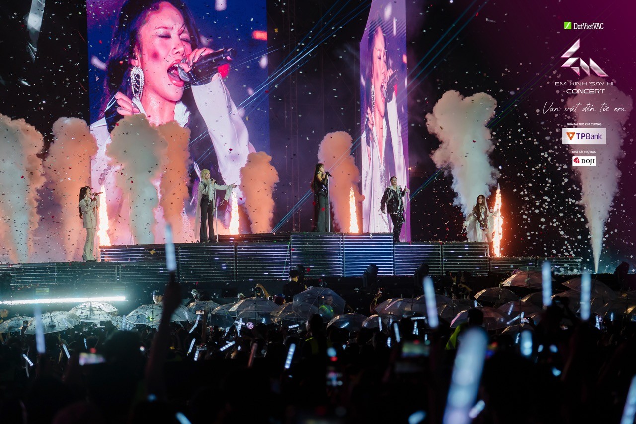 'Em xinh 'Say Hi' Concert - Vạn vật đến từ em': Âm nhạc lan tỏa yêu thương, hưởng ứng lời kêu gọi hướng về đồng bào vùng bão lũ