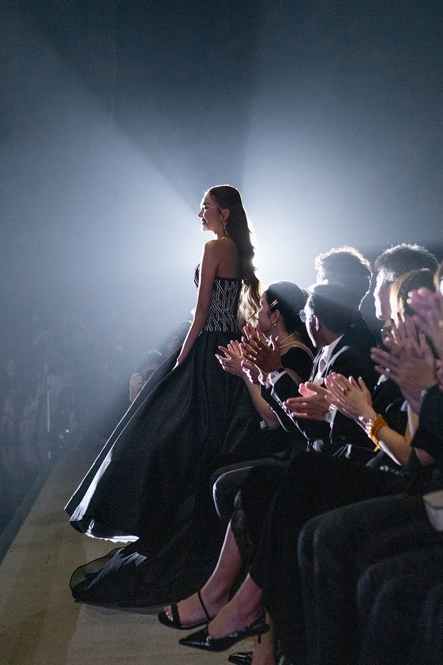 Thanh Hằng tái xuất catwalk, thần thái đầy quyền lực