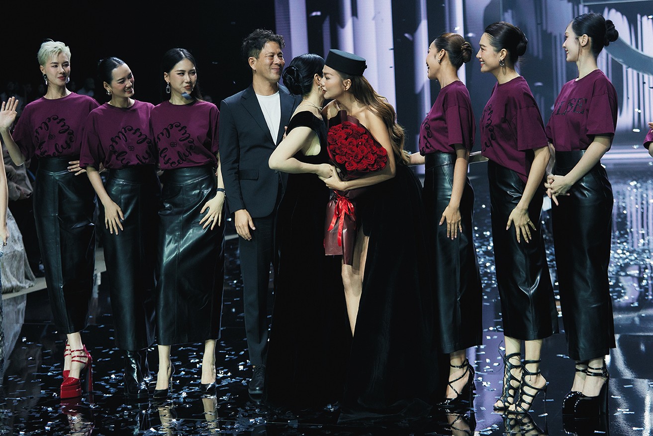 Thanh Hằng tái xuất catwalk, thần thái đầy quyền lực