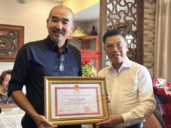 Đạo diễn Bùi Thạc Chuyên nhận bằng khen của Thành phố vì có thành tích xuất sắc trong hoạt động văn học nghệ thuật