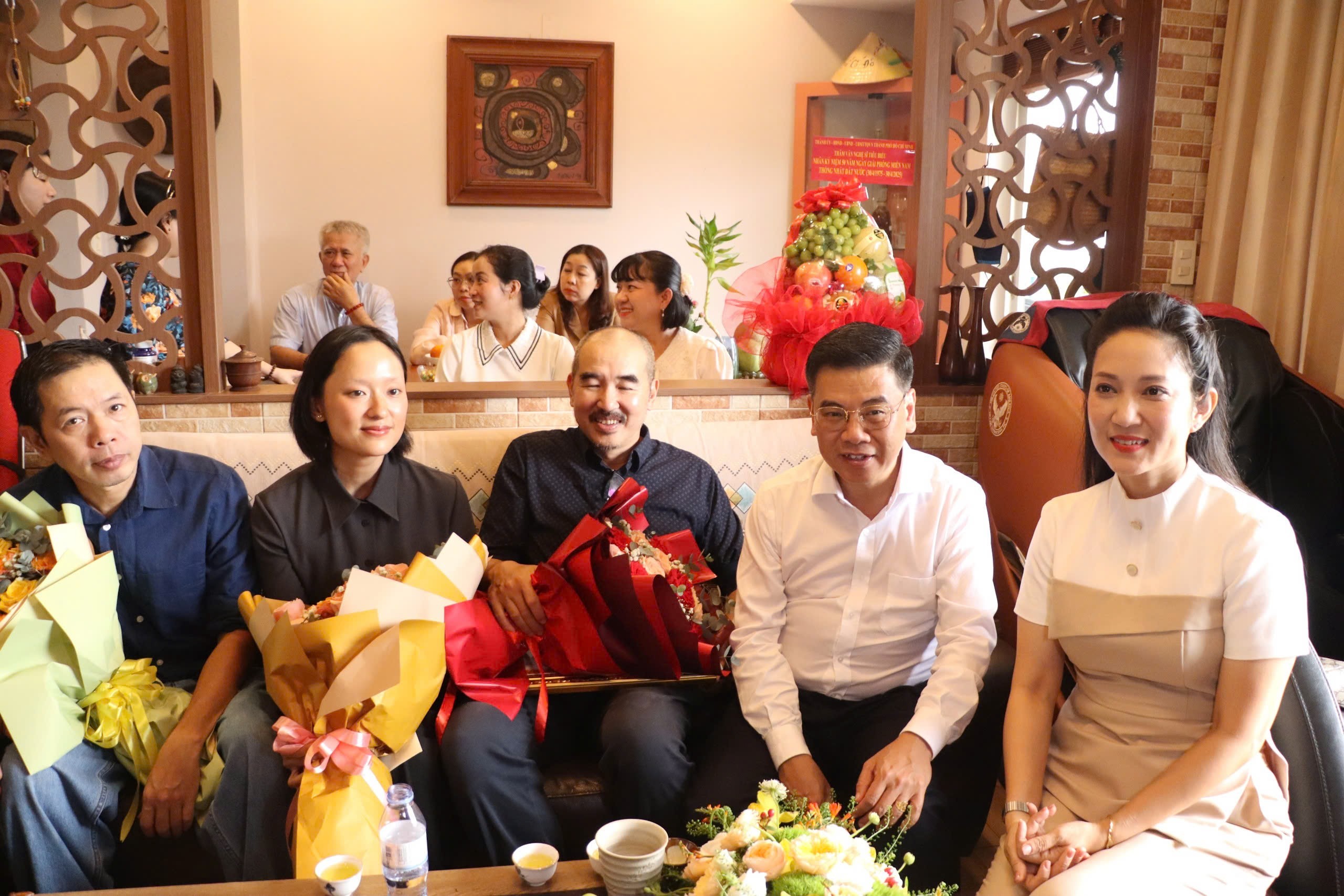 Đạo diễn Bùi Thạc Chuyên nhận bằng khen của Thành phố vì có thành tích xuất sắc trong hoạt động văn học nghệ thuật