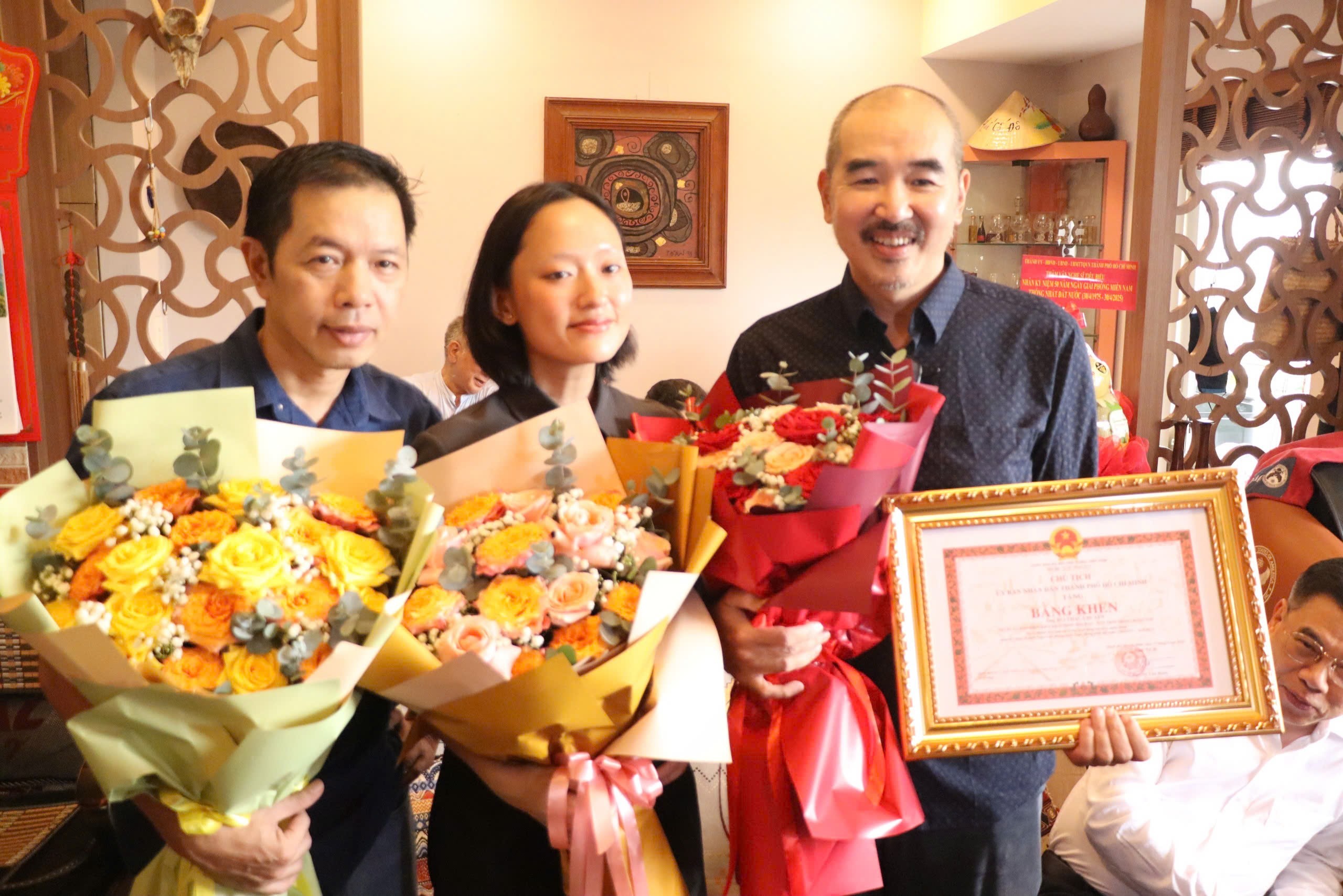 Đạo diễn Bùi Thạc Chuyên nhận bằng khen của Thành phố vì có thành tích xuất sắc trong hoạt động văn học nghệ thuật