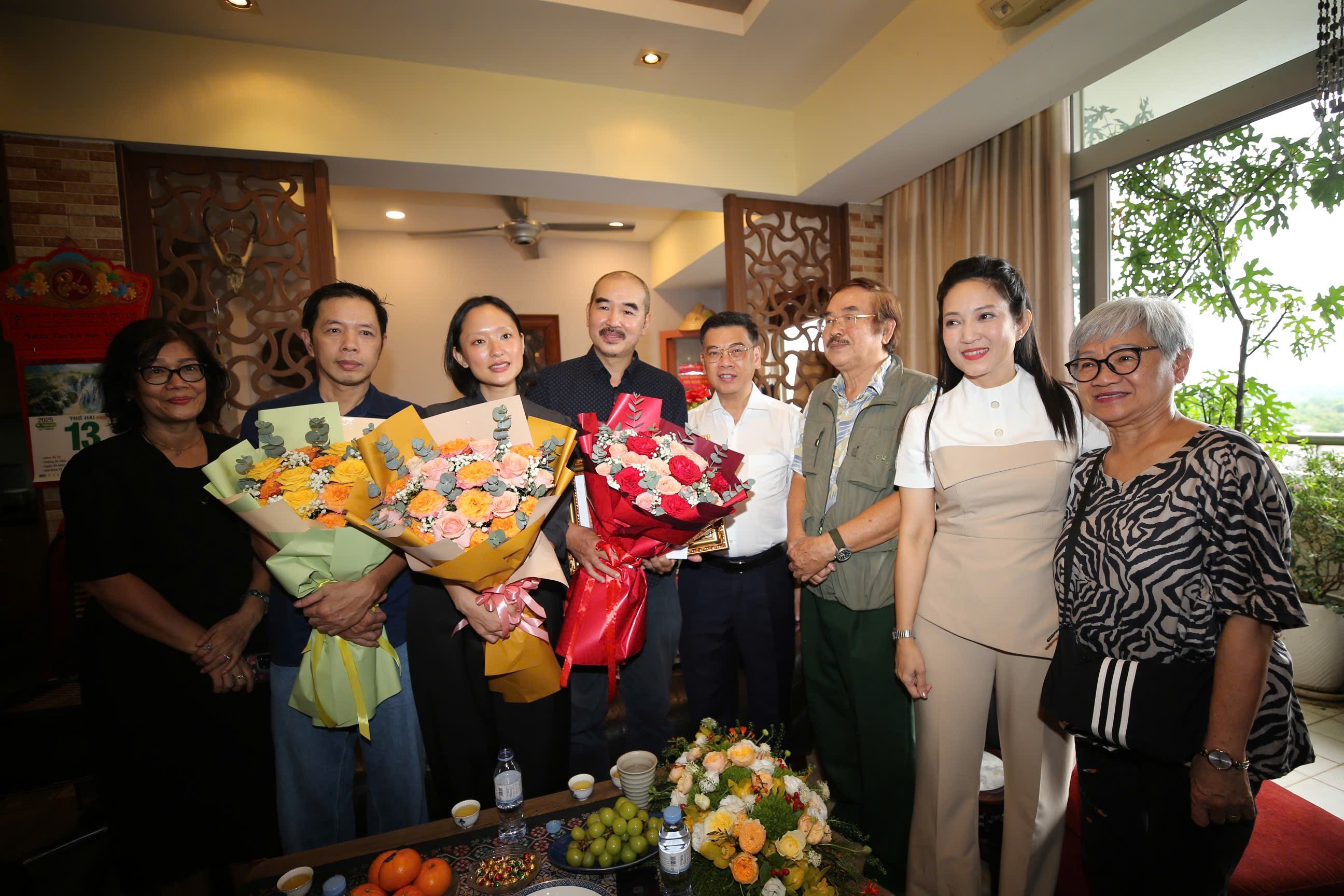 Đạo diễn Bùi Thạc Chuyên nhận bằng khen của Thành phố vì có thành tích xuất sắc trong hoạt động văn học nghệ thuật