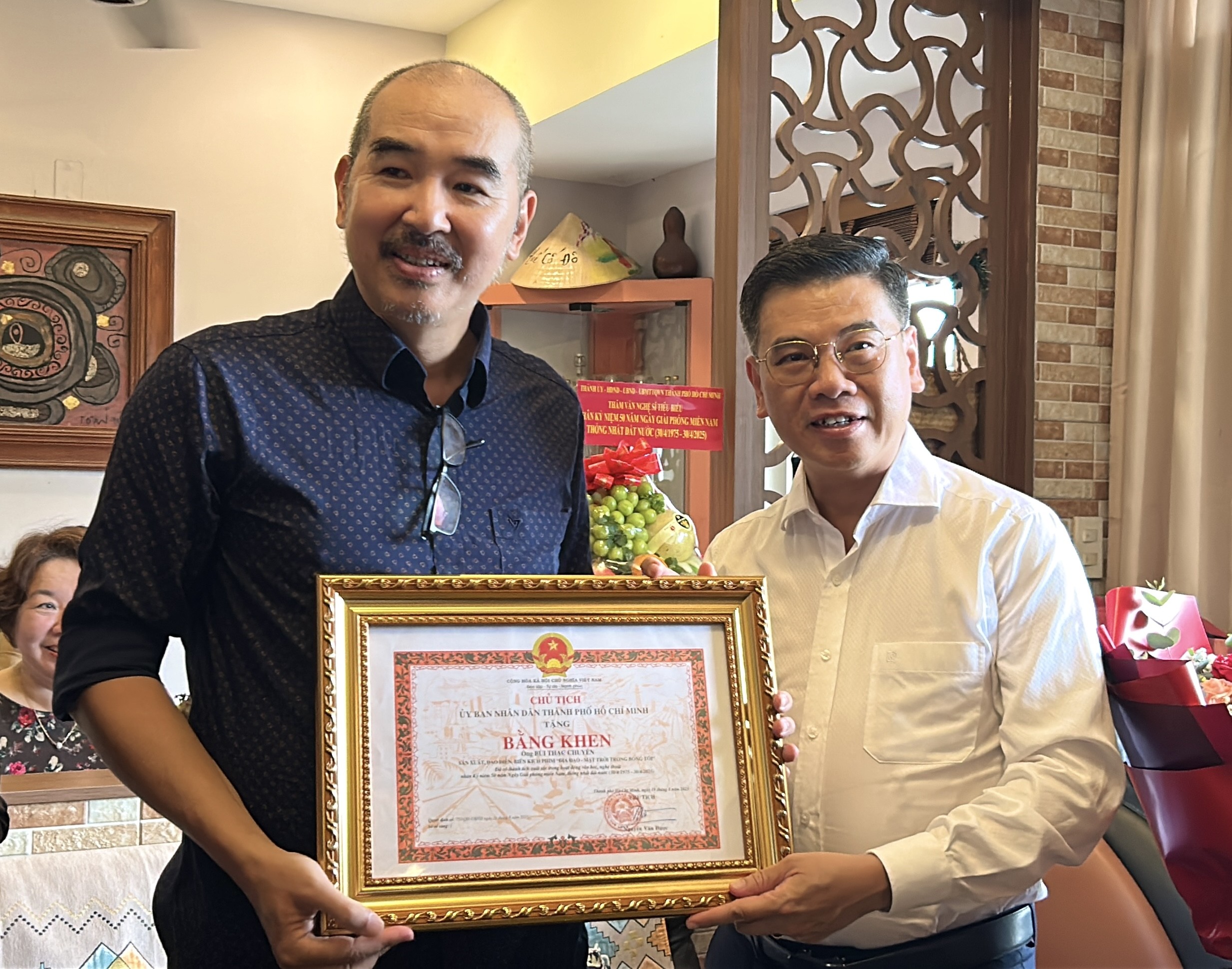 Đạo diễn Bùi Thạc Chuyên nhận bằng khen của Thành phố vì có thành tích xuất sắc trong hoạt động văn học nghệ thuật