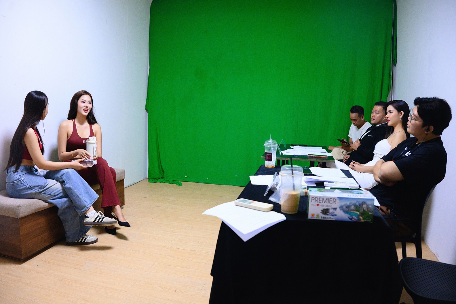 NSND Mỹ Uyên bất ngờ với nhiều ứng cử viên sáng giá tại buổi casting 'Vương miện máu'