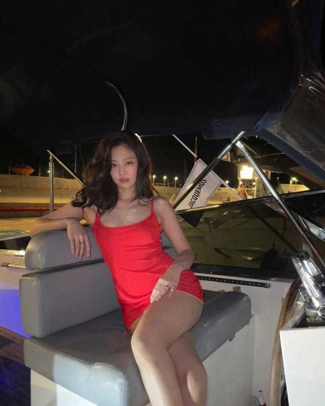 Jennie (BlackPink) bất ngờ vướng vào tin đồn 'đổi tình lấy tiền'