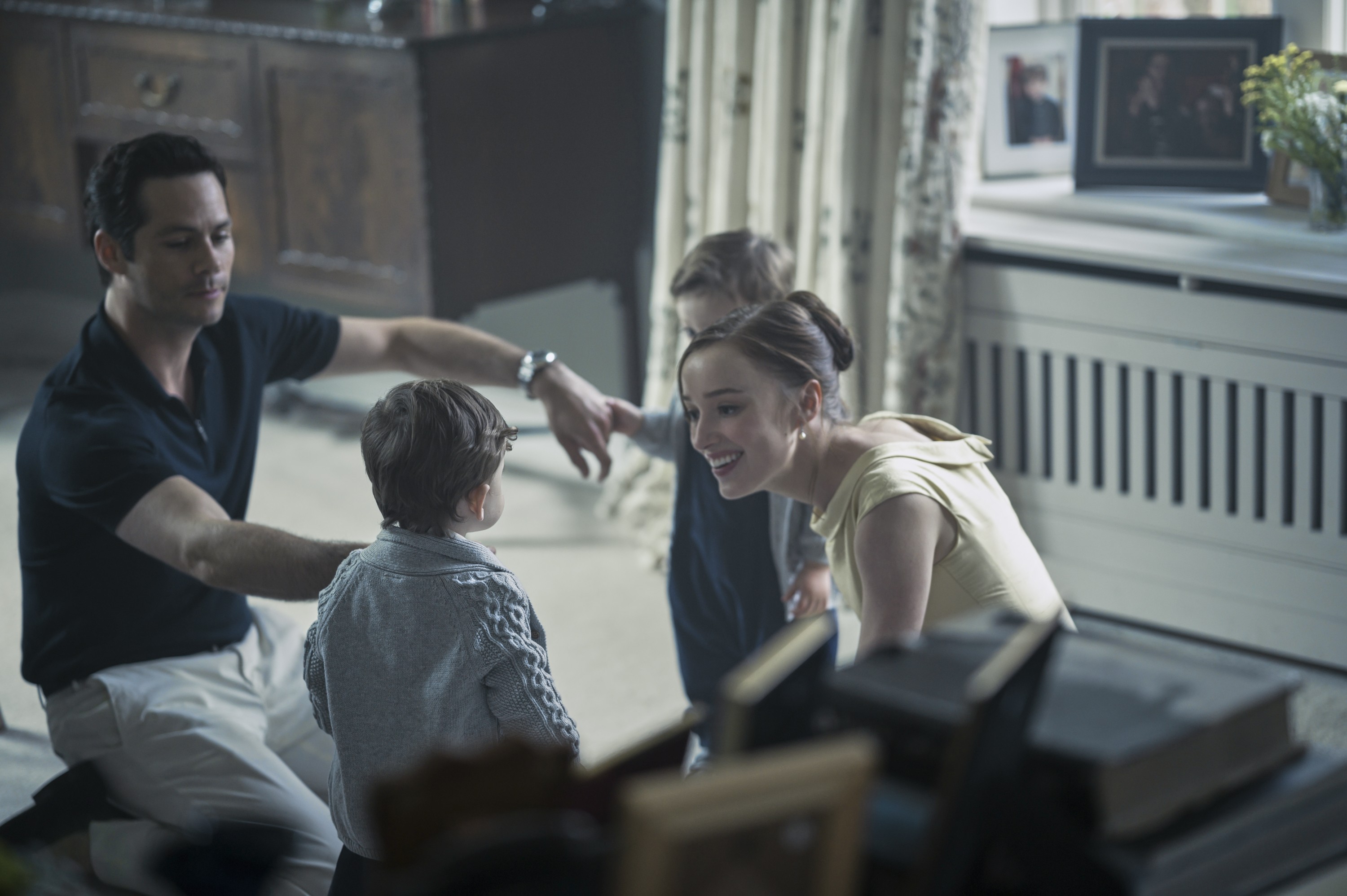 Dylan O'Brien và Phoebe Dynevor nên duyên trong 'drama gia đình' căng thẳng nhất dịp cuối năm