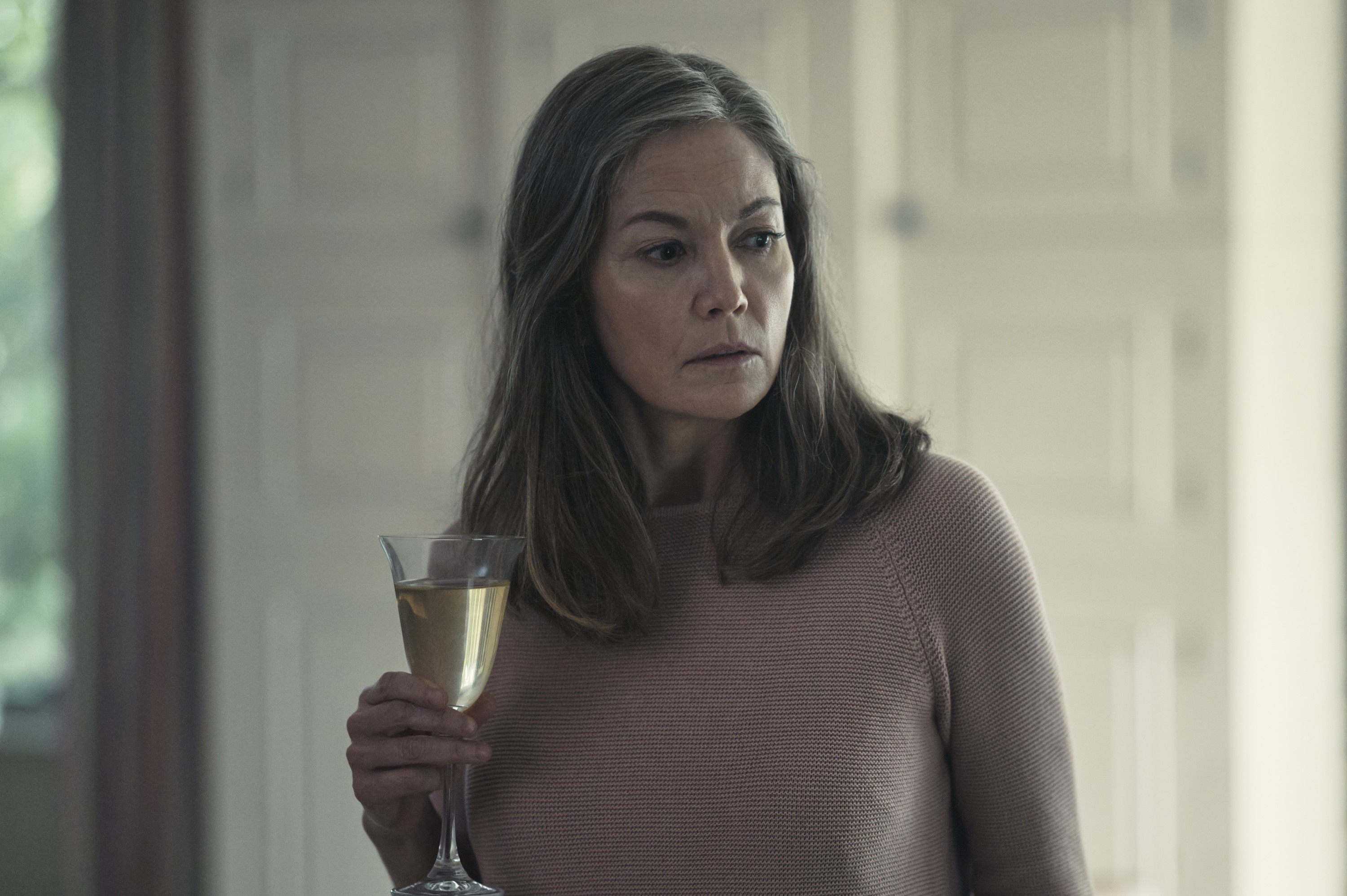 Dylan O'Brien và Phoebe Dynevor nên duyên trong 'drama gia đình' căng thẳng nhất dịp cuối năm