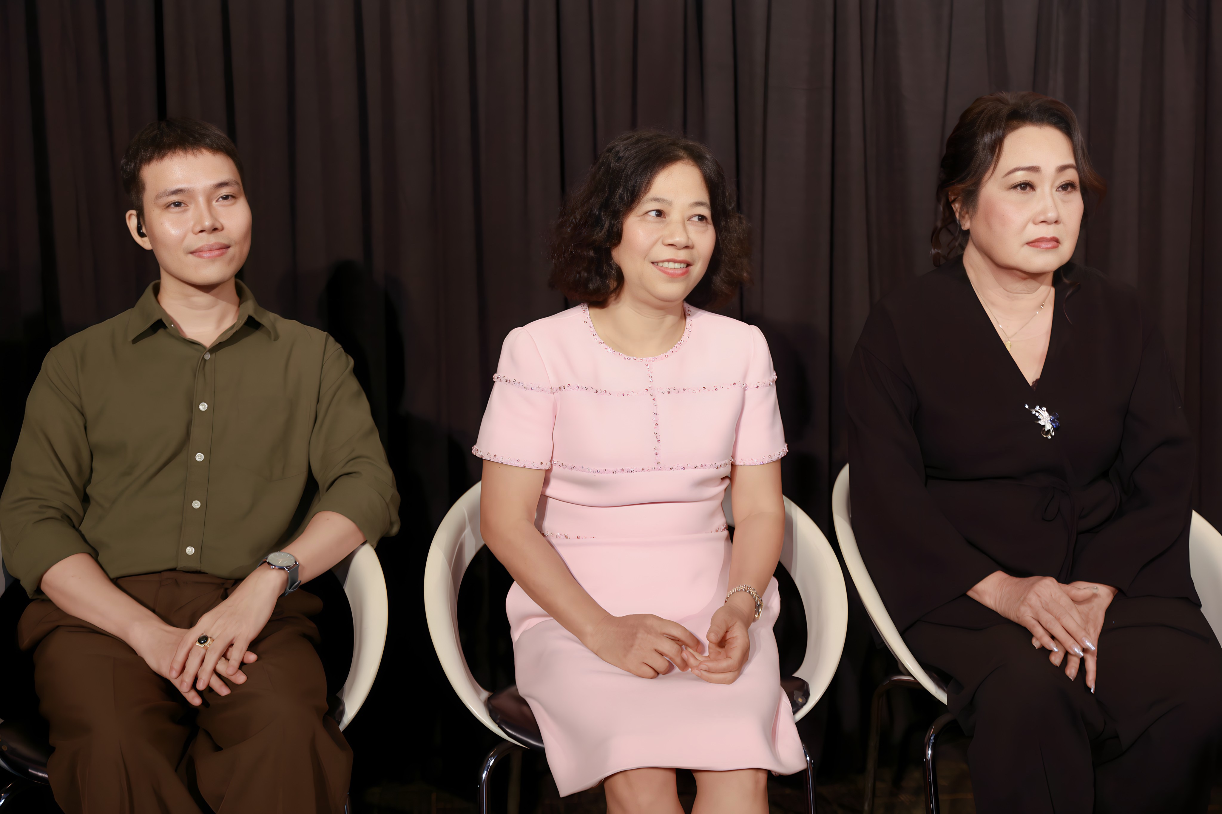 Hoài Lâm khiến người nghe lịm tim, nghệ sĩ Thanh Hằng khóc nức nở tại buổi giao lưu với đoàn phim 'Nhà ma xó'